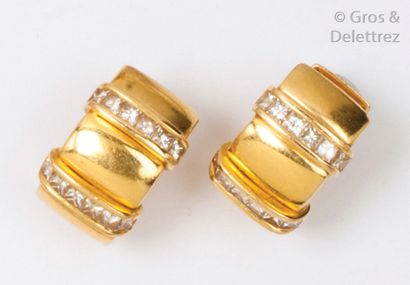 null Paire de boucles d’oreilles en or jaune ornées chacune de deux lignes de diamants...