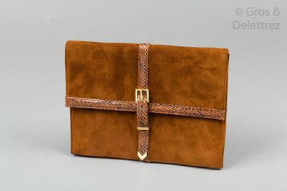 GIVENCHY Haute Couture circa 1960 Pochette 24cm en agneau velours camel et serpent...