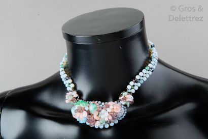 Rousselet circa 1960 Ras-de-cou double rangs de perles de verre laiteuses, multicolores,...