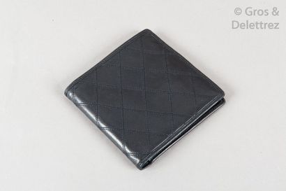 CHANEL Portefeuille compact en cuir agneau matelassé noir, intérieur faisant porte-cartes....