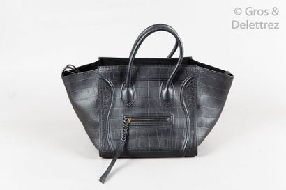 CELINE Sac «?Phantom?» 30cm en veau embossé à l’imitation alligator noir, fermeture...