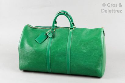 LOUIS VUITTON Sac «?Keepall?» 55cm en cuir épi vert Bornéo, fermeture éclair à double...