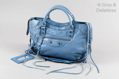 BALENCIAGA Sac «?Classic City?» 38cm en chèvre vieillie bleu anglais, fermeture éclair...