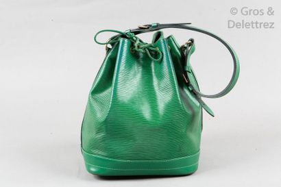 LOUIS VUITTON Sac «?Grand Noé?» 27cm en cuir épi vert Bornéo, fermeture par un lien...