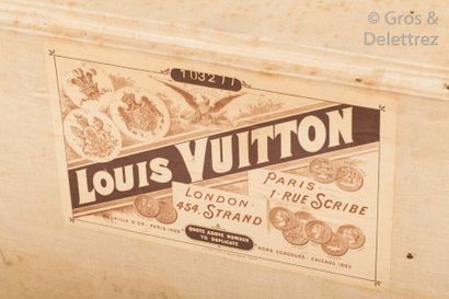 LOUIS VUITTON Rue Scribe n°103277, Serrure n°05217 circa 1898	

Malle courrier en...