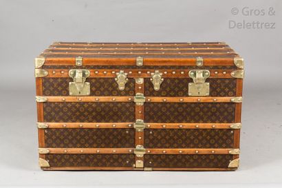 LOUIS VUITTON Rue Scribe Serrure n°032341 circa 1920	

Magnifique malle à portes...