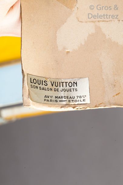 LOUIS VUITTON circa 1970	

Théâtre de Guignol en bois peint, à l’effigie d’un clown...