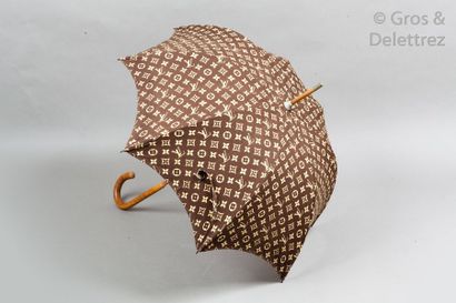 LOUIS VUITTON Parapluie de Dame en toile de coton Monogram, manche en bois.