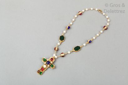 CHANEL Collection 1985	

Magnifique collier chaîne en métal doré entrecoupée de perles...