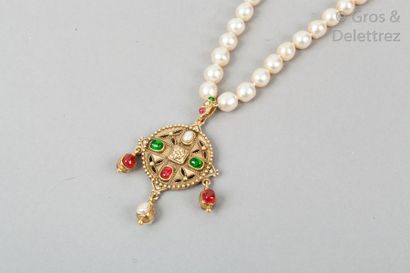 CHANEL Collection 1984	

Magnifique collier de perles blanches baroque d’imitation,...
