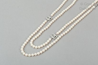 CHANEL Collection Continue 2007	

Sautoir de perles blanches d’imitation, entrecoupées...