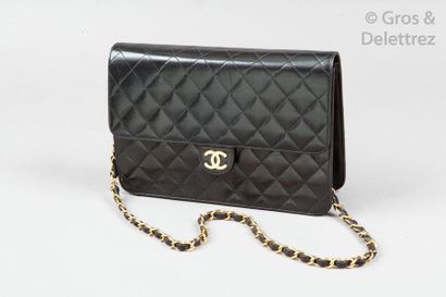 CHANEL circa 1998 Sac 25cm en cuir agneau matelassé noir, fermeture pression sur...