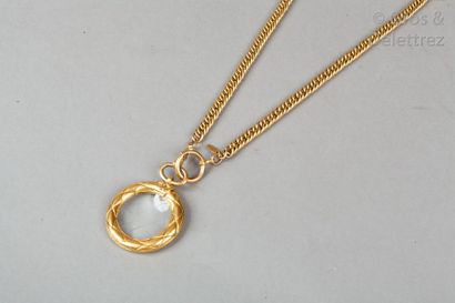 CHANEL circa 1990	

Sautoir chaîne en métal doré retenant un pendentif matelassé,...