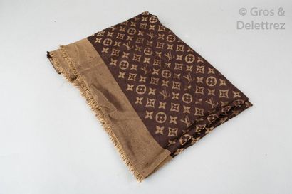 LOUIS VUITTON circa 2012 Grand châle en laine et soie marron rehaussé de fils or...