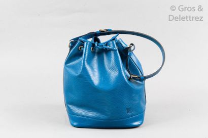 LOUIS VUITTON Sac «?Grand Noé?» 27cm en cuir épi bleu de Tolède, fermeture par un...