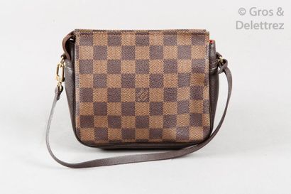 LOUIS VUITTON «?Pochette Cosmétique?» 16cm en toile damier ébène et cuir taïga café,...