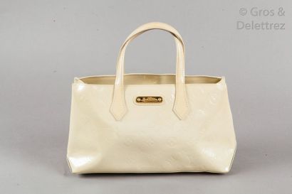 LOUIS VUITTON Sac «?Wilshire PM?» 30cm en cuir vernis Monogram perle, fermoir mousqueton,...