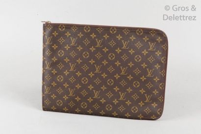 LOUIS VUITTON Porte-document 38cm en toile Monogram, fermeture éclair. Très bon état...