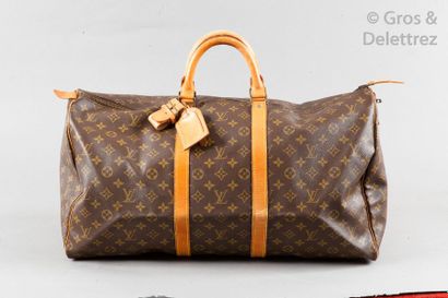 LOUIS VUITTON Sac «?Keepall?» 55cm en toile Monogram et cuir naturel, fermeture éclair,...