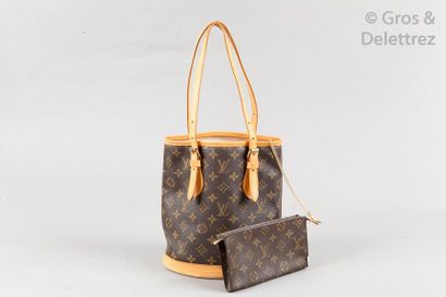 LOUIS VUITTON Sac «?Bucket PM?» 23cm en toile Monogram et cuir naturel, double anse...