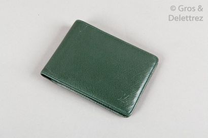 LOUIS VUITTON Portefeuille compact en cuir Taïga épicéa, intérieur faisant porte-cartes....