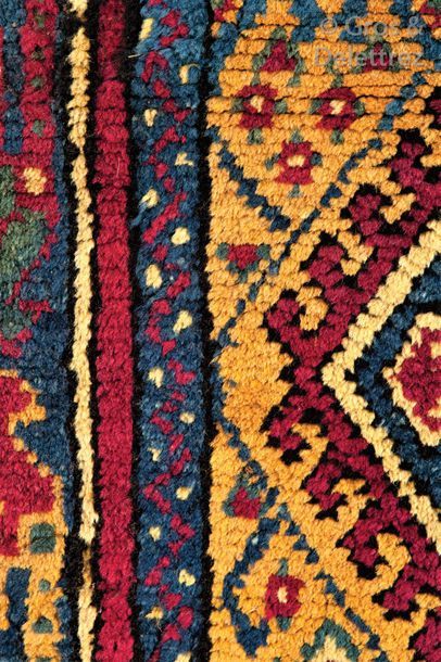 null Un Tapis d’atelier du Maghreb, probablement de Tunisie	

Rare tapis ancien d’un...