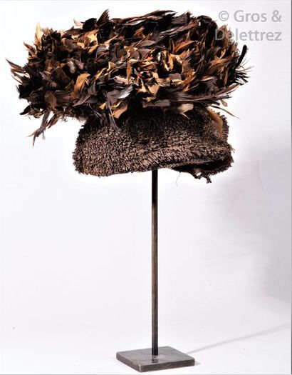 Un couvre-chef ou chapeau à plumes du Cameroun...