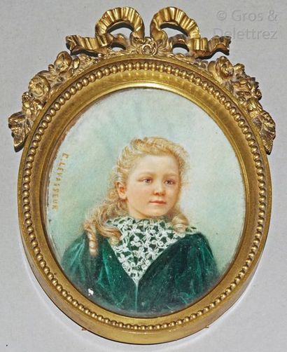 null Miniature ovale signée C. LEVASSEUR à gauche. Fillette blonde aux cheveux bouclés....