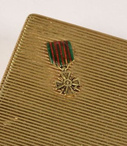 null Boite rectangulaire en or jaune à décor strié ornée d’une croix de guerre 1914-1918...