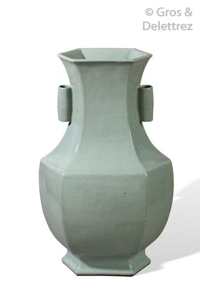 null Chine, marque et période Yongzheng (1722-1735) Important vase Hu à pans coupés,...