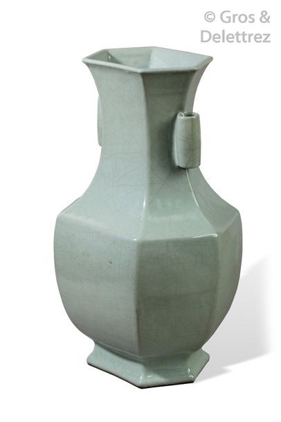  Chine, marque et période Yongzheng (1722-1735) Important vase Hu à pans coupés,...