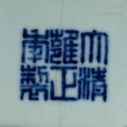  Chine, marque et période Yongzheng (1722-1735) Important vase Hu à pans coupés,...