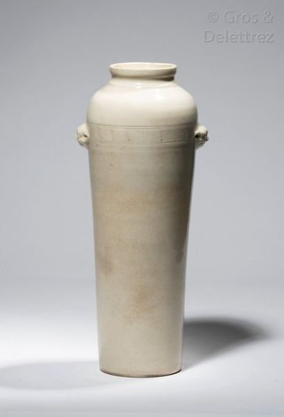 Chine, XVIIIe siècle Vase cylindrique surmonté...