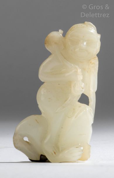 null Chine, XIXe siècle Pendentif en jade blanc, représentant Liuhai assis sur un...