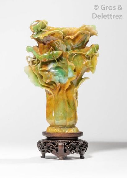 null Chine, vers 1950 Vase en jadéite, reprenant la forme d'un chou sur lequel se...