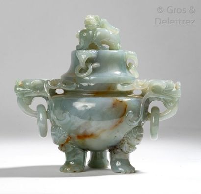 null Chine, vers 1930 Vase tripode couvert en agate grise, partiellement infusé de...
