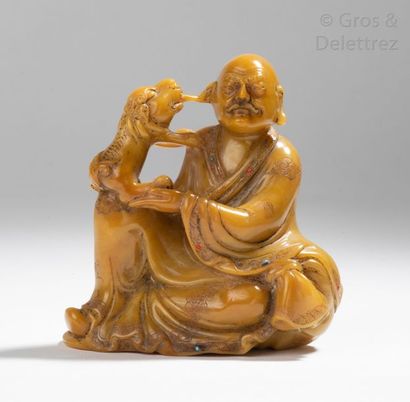 null Chine, Statuette en stéatite de couleur ambre miel, représentant un lohan accompagné...