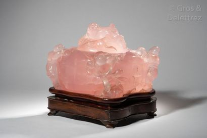 null Chine, XXe siècle Vase couvert en quartz rose, sculpté de trois personnages...
