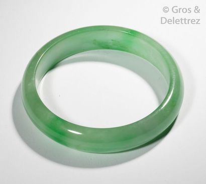 null Chine Bracelet en jadéite translucide infusée de vert clair. Diam. 7,1 cm