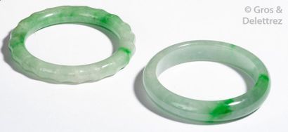 null Chine, XXe siècle Bracelet jonc en jadéite verte. Diam. 7,7 cm