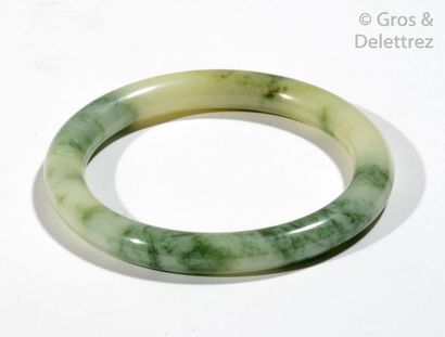 null Chine, XXe siècle Bracelet jonc en jadéite blanche veinée de vert clair et vert...