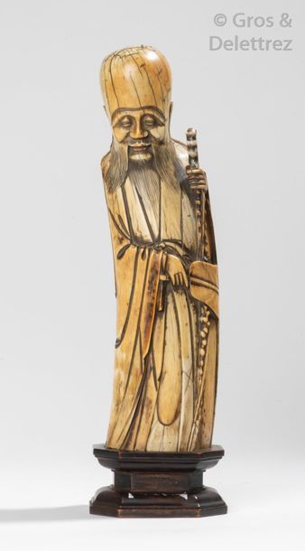 null Chine, période Ming, XVIIe siècle Statuette en ivoire, représentant un sage...