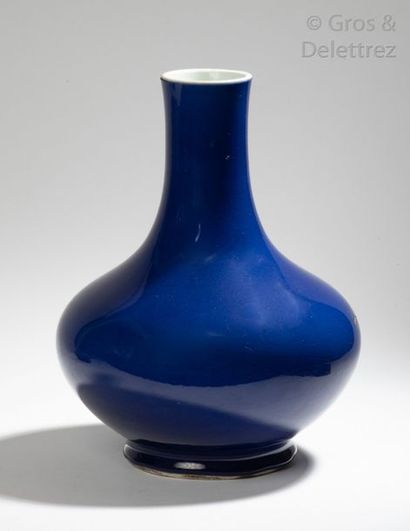 Chine, fin XIXe siècle Vase pansu à long...