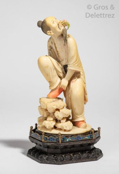 null Chine, vers 1920 Statuette en ivoire partiellement polychrome, représentant...
