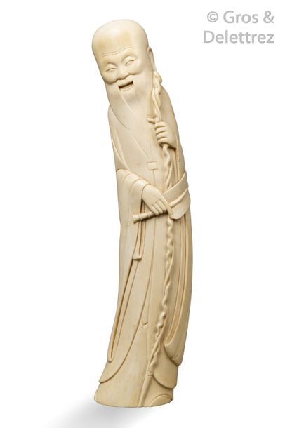 null Sujet en ivoire représentant une divinité tenant un bâton et un éventail. Chine,...