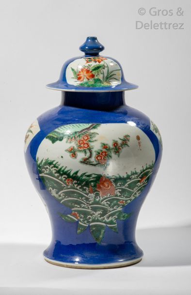 null Chine, XIXe siècle Potiche balustre couverte en porcelaine et émail bleu poudré,...