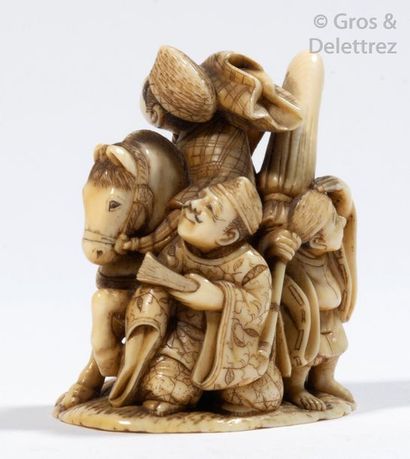 null Japon, période Meiji, vers 1900 Petit okimono-netsuke en ivoire, représentant...