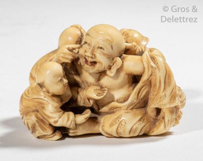 null Japon, période Meiji, vers 1900 Okimono-netsuke en ivoire, représentant Hotei...