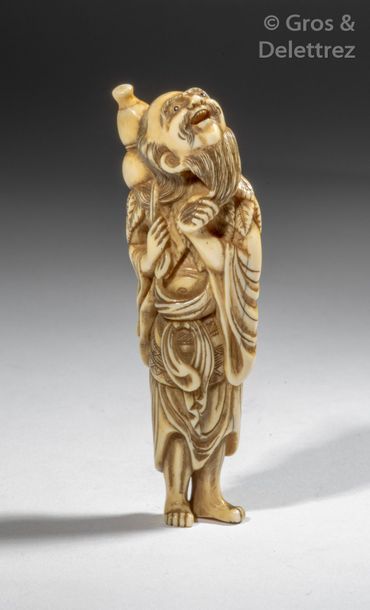 null Japon, période Meiji, fin XIXe siècle Netsuke en ivoire rehaussé de brun, représentant...
