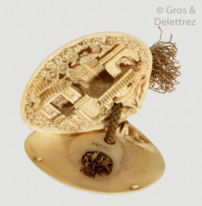 null Japon, période Meiji, fin XIXe siècle Coquillage awabi en ivoire formant netsuke,...